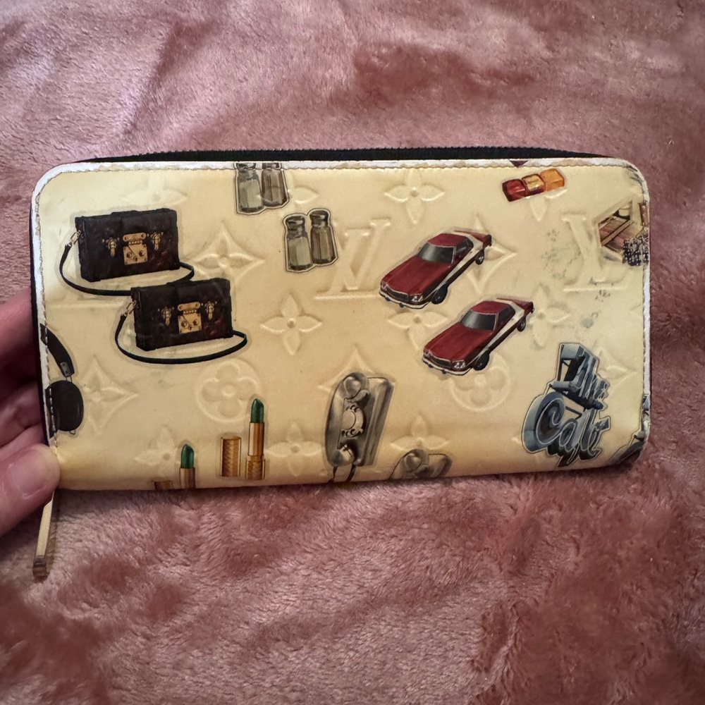 Authentic Louis Vuitton Vernis Cream Zippy Wallet Elegant Design - Picture 2 of 6